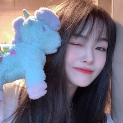 出墙红杏两家春